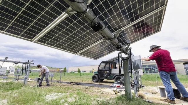 Doublez la lumière du soleil : pourquoi les panneaux solaires bifaces de Hinergy ouvrent la voie en matière d'énergie propre