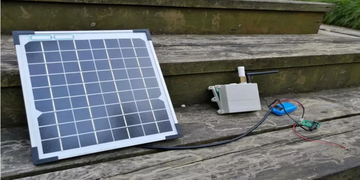 Mini panneau solaire pr&eacute;-c&acirc;bl&eacute; avec c&acirc;ble alimentant les lumi&egrave;res LED et les appareils IoT