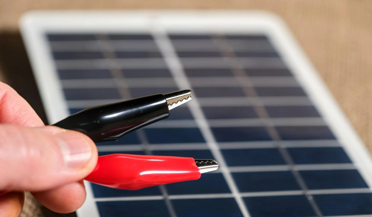 Mini chargeur de batterie solaire avec clips pour bricolage &eacute;lectronique.webp