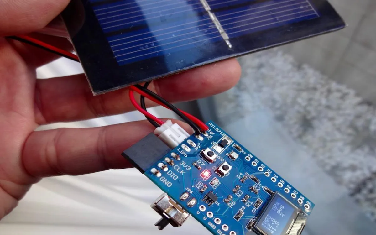 Mini panneau solaire avec connecteur JST alimentant le capteur IoT et les dispositifs de surveillance sans fil
