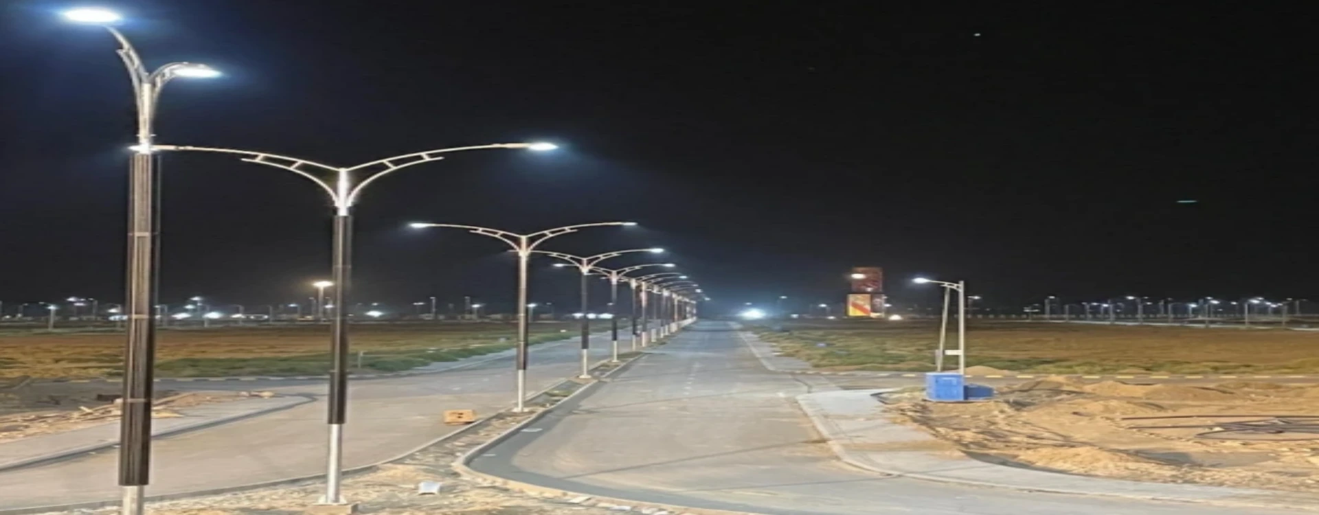 panneau solaire cylindrique install&eacute; sur un poteau de lampadaire solaire
